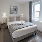 Elegant & Stylish Apartment *