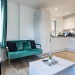 Elegant & Stylish Apartment *
