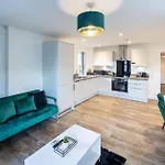 Elegant & Stylish Apartment *